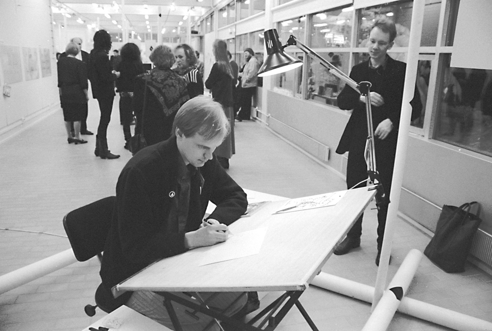 Sarjakuvaseuran 50-vuotishistoriikin kuvitusta Espoossa. Valokuva Harri Vaaliosta ja Jussi Tuomolasta vuodelta 1988.