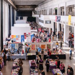 Helsingin sarjakuvafestivaalit kokosivat arviolta 6000 sarjakuvan ystävää Kaapelitehtaalle – Lue vuoden festariraportti!