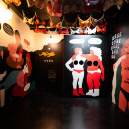 Vapauttakaa nänni! Tissilogia-sarjakuva näyttelyissä
